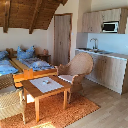 Emilia Apartmanhaz *